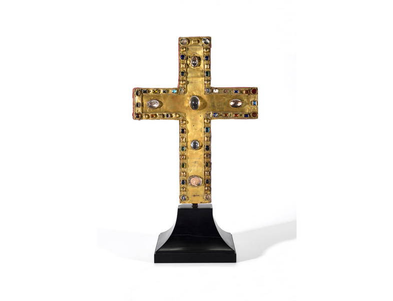 Croce d'altare. Parte del tesoro dell’Abbazia di Frassinoro. Rame dorato, vetri colorati e cristalli di rocca ad imitazione di pietre preziose. Primo quarto sec. XI