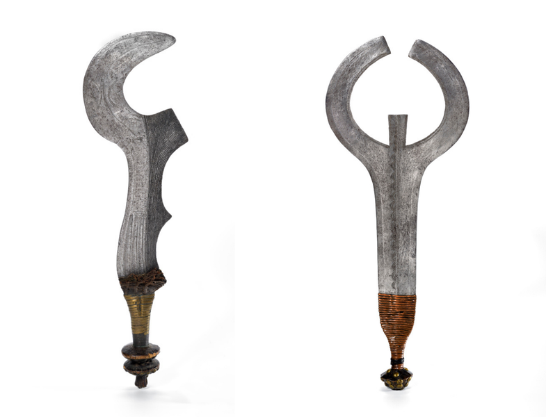 Coltelli con lama di ferro decorata da incisioni. Bacino del Congo, XIX secolo
