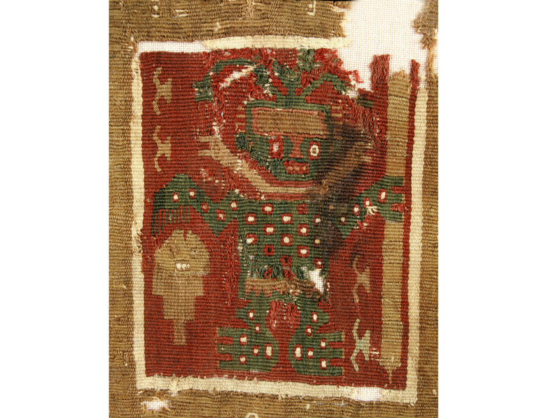 Frammento di tessuto con personaggio con scettro e testa trofeo. Necropoli di Ancon, Perù. X secolo circa