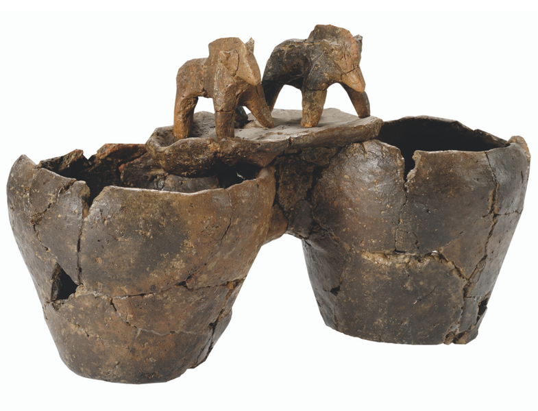 Vasetto gemino sormontato da coppia di cavallini. Savignano, Podere Fallona. Metà VIII secolo a.C.