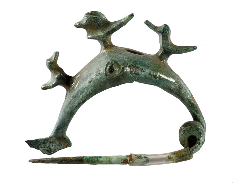 Fibula in bronzo con uccelli acquatici sul dorso. Golfiera. Redù (Nonantola). Prima metà VII secolo a.C.