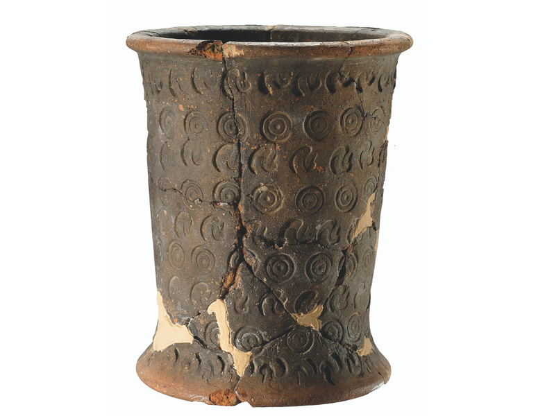 Bicchiere cilindrico con decorazione s stampiglia. Bazzano, Fornaci Minelli. VII secolo a.C.