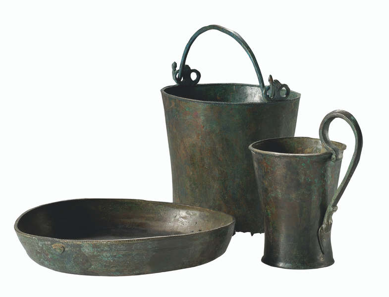 Attingitoio, situla e teglia in bronzo. Pavullo. V secolo a.C.