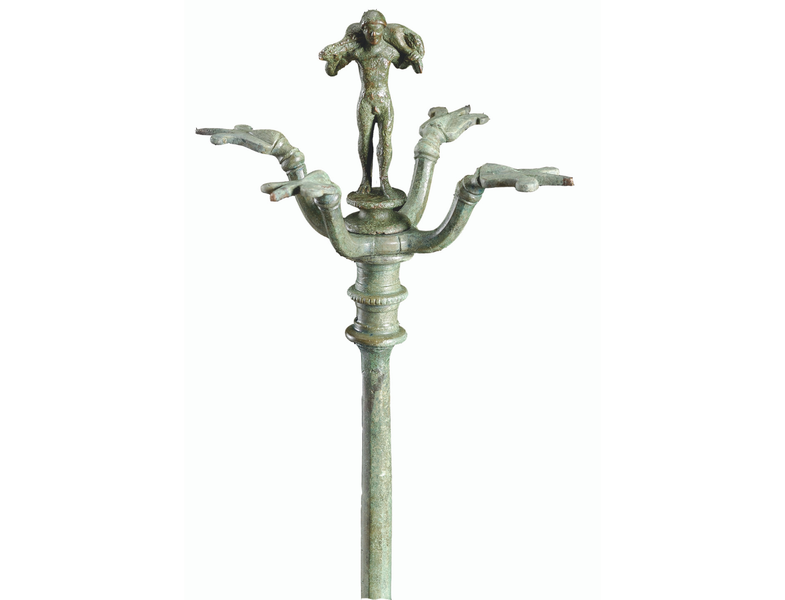 Particolare di cimasa di candelabro in bronzo. Necropoli della Galassina di Castelvetro. V sec. a.C.
