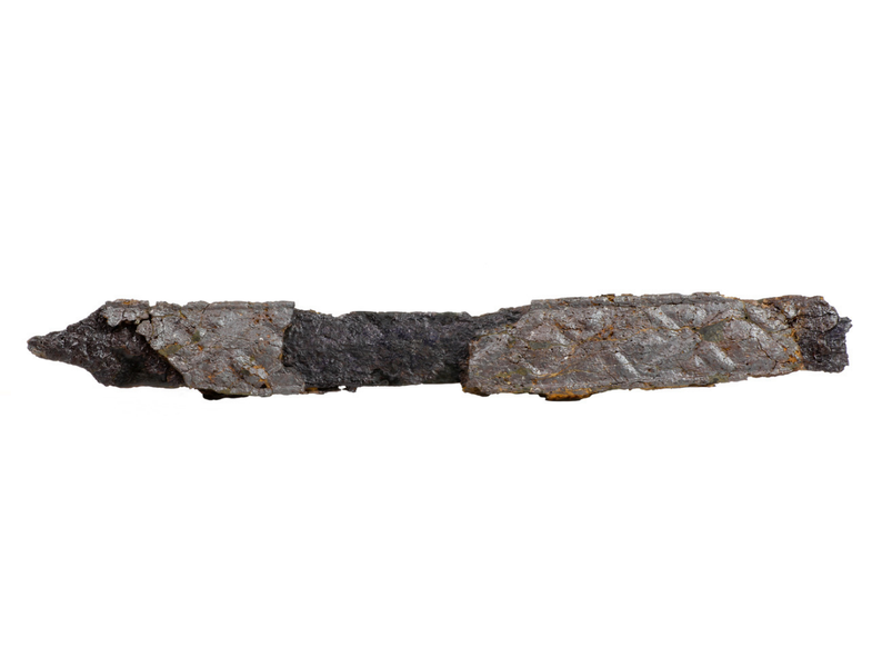 Spada con fodero in ferro decorato a sbalzo da un motivo a losanghe. Saliceta San Giuliano. III sec. a.C.