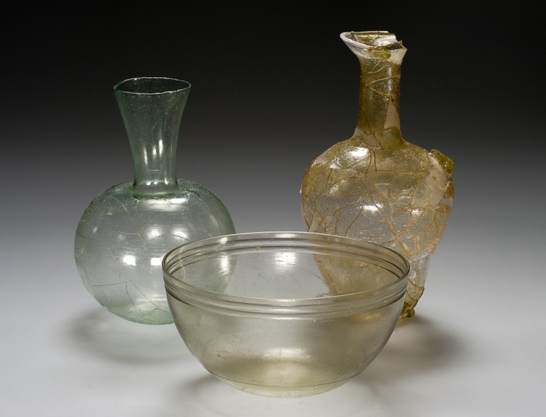 Coppa, bottiglia e balsamario-bottiglia in vetro. Necropoli di Fossalta. Seconda metà IV – prima metà V secolo d.C.