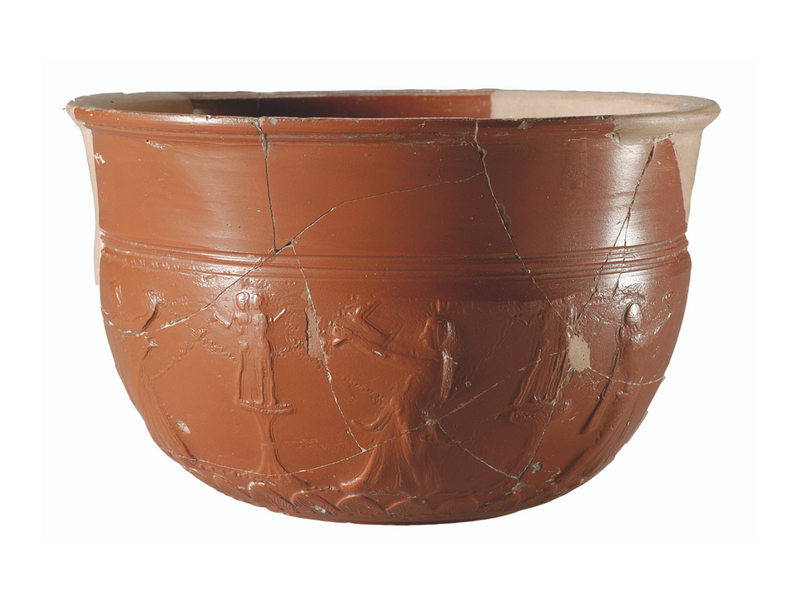 Coppa in ceramica sigillata aretina decorata a rilievo con scena di danza. Via F. Selmi. Prima metà I secolo d.C.