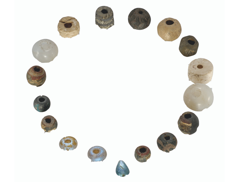 Elementi di collana in terracotta, steatite, cristallo di rocca, e pasta vitrea. Sepoltura longobarda di Piazza Grande. VI secolo.