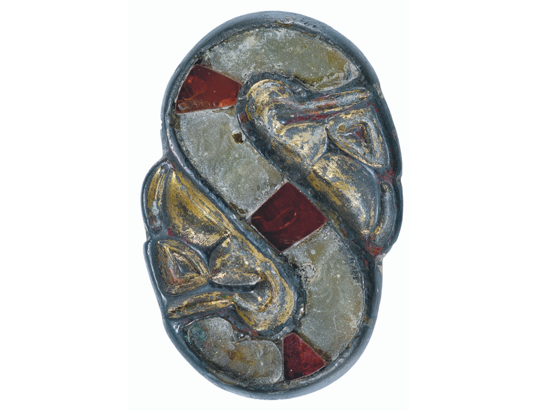 Fibula a S in argento dorato con granati. Corredo di tomba longobarda. Fiorano. Fine VI secolo.