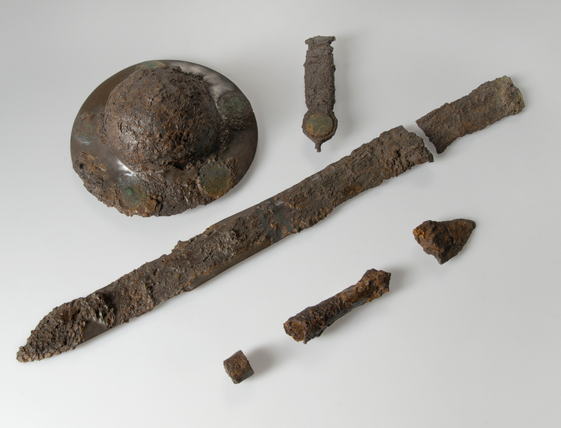 Spada, umbone di scudo da parata e cuspide di lancia con puntale. Sepoltura di guerriero longobardo. Via Valdrighi. Fine VI – VII secolo.
