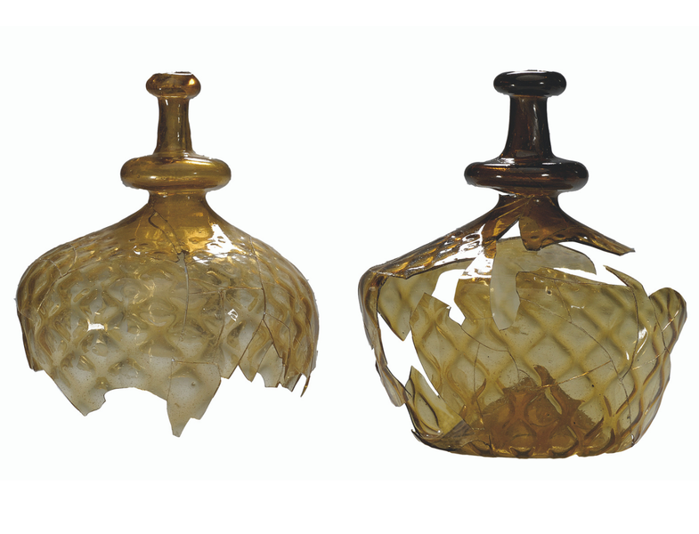 Bottiglie in vetro con alto collo decorate a losanghe. Torre Mozza. XIII secolo