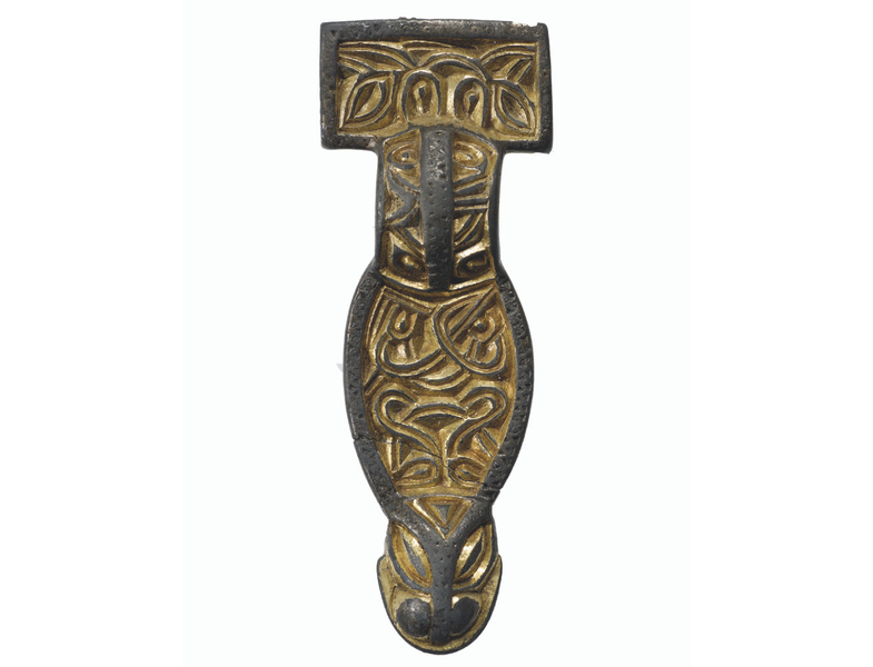 Fibula a staffa in argento dorato. Corredo di tomba longobarda. Montale, Castelnuovo Rangone.  Fine VI secolo.
