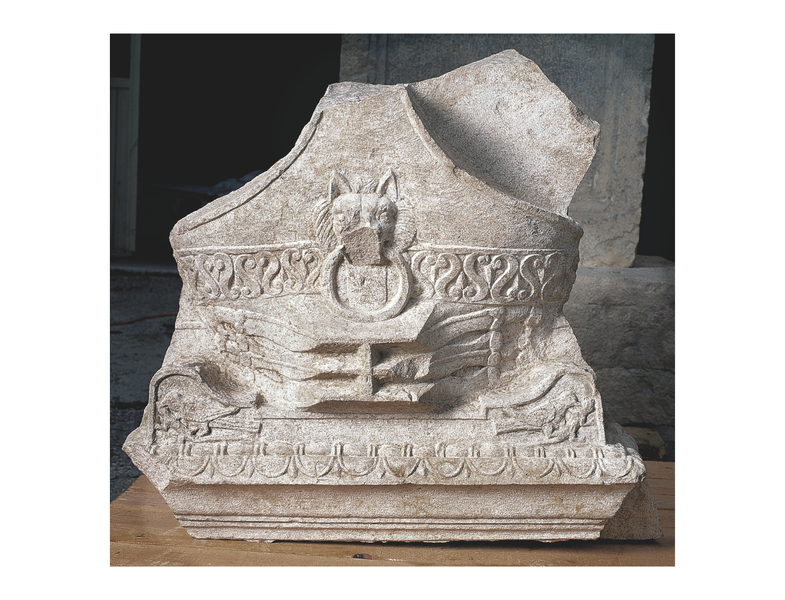 Parte di monumento funerario con raffigurazione di prora di nave. Fine I secolo a.C.