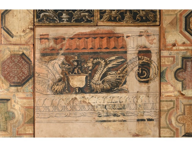 Bottega modenese. Frammento di fregio con draghi affrontati separati da una coppa. 1530 ca.