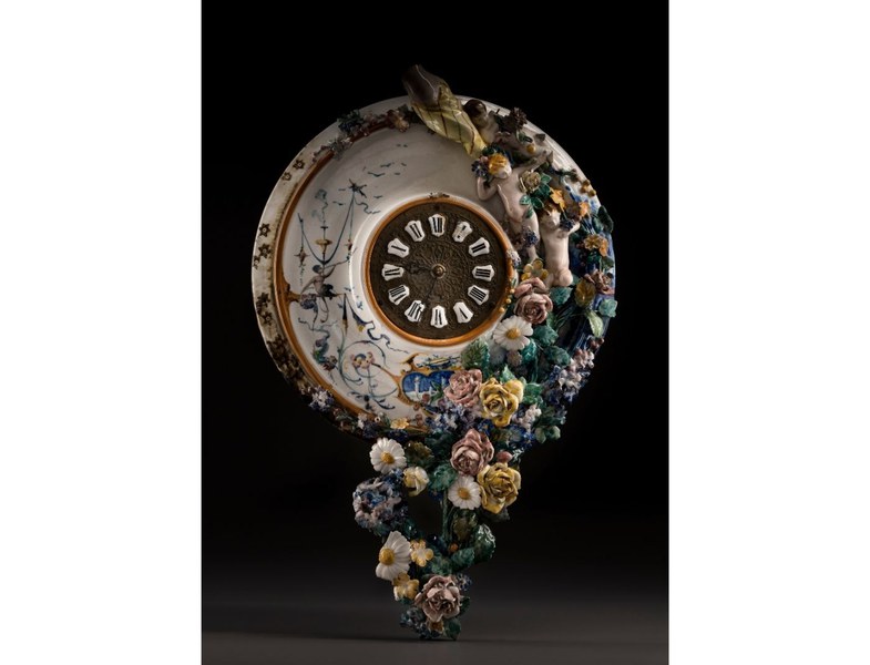 Silvestro Barberini (plastica), Carlo Casaltoli (pittura). Fabbrica Carlo Rubbiani, Sassuolo. Orologio. Terraglia dipinta e invetriata. 1885-1886