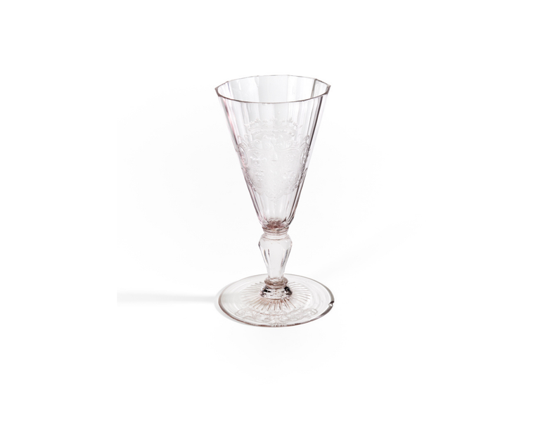 Manifattura boema. Bicchiere con stemma di Casa d'Este. Cristallo acromo e rosato. 1720 circa