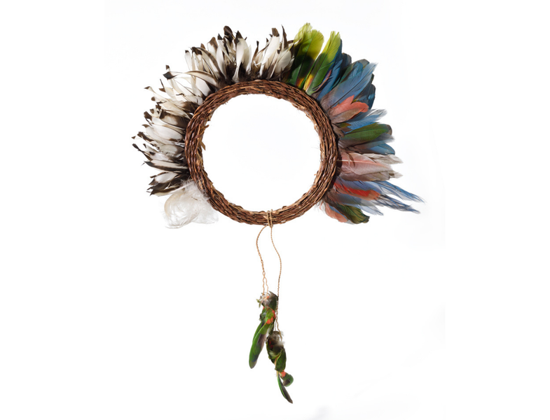 Ornamento per il capo con pendente, composto da una striscia di fibra vegetali intrecciate e penne multicolori. Indios Yanomami