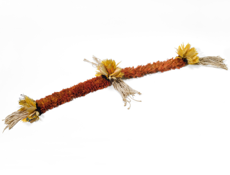 Cintura con supporto di cotone intrecciato, ciuffi di piume di arara canga e penne di arara caninds Indios Mundurucù. Collezione Bompani, 1845 circa